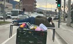 Bursa'da motosikletin arkasında yatarak tehlikeli yolculuk