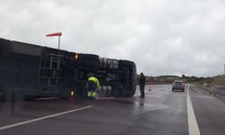 Bursa'da fırtına otobanda tırı devirdi, sürücü kendi imkanlarıyla böyle çıktı