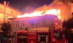 Bursa'da iki katlı evin çatısı alevlere teslim oldu
