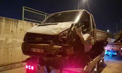 Bursa'da demir bariyerler araçların üzerine düştü