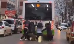 Bursa'da belediye otobüsünde tehlikeli yolculuk