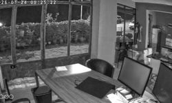 Balıkesir’de meydana gelen deprem Bursa’da işyerinin kamerasına yansıdı