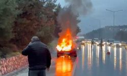 Bursa Mudanya'da motor arızası veren otomobil alev alev yandı