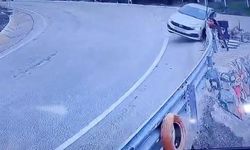 Bursa Uludağ yolunda kontrolden çıkan araç bariyerlere çarptı