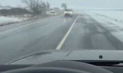 Arnavutköy'de kontrolden çıkan araç çayırlık alana uçtu: Kaza anı kamerada