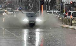 Edirne'de sağanak yağış: Cadde ve sokaklar göle döndü