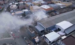 Gaziosmanpaşa'da avize atölyesinin deposunda yangın çıktı: Ekiplerin söndürme çalışması havadan görüntülendi