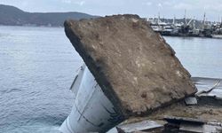 Sarıyer'deki şiddetli fırtına deniz fenerini devirdi