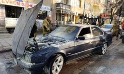 İnegöl'de seyir halinde alev aldı! Genç sürücü ucuz atlattı