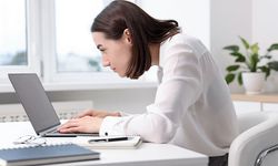 Uzun süreli telefon ve bilgisayar kullanımı postüral bozuklukları artırıyor