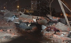 Bursa'da lodos duvarı devirdi, altında kalan 10 araç hasar gördü