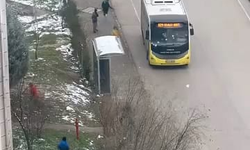 İnegöl’de Kartopu Gerginliği: Otobüs Şoförü Çocukları Sopayla Kovaladı