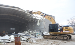 Nilüfer’de iki kaçak iş yeri yıkıldı