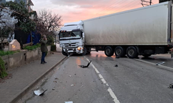 Bursa'da karşı şeride geçen tır, otomobille kafa kafaya çarpıştı