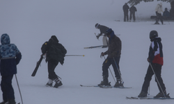 Uludağ’da soğuk ve sise rağmen tatilci yoğunluğu