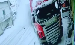 Kontrolden çıkan tır eve çarptı: Kaza anı kamerada