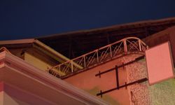 Lodos çatıyı yıktı  Cadde trafiğe kapatıldı