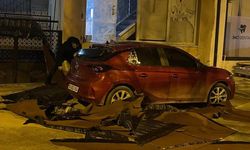İnegöl'de çatı parçaları araca zarar verdi