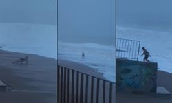 Antalya'da dev dalgalar arasında ilginç sabah sporu!