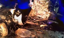 İki otomobil çarpıştı: Ölü ve yaralılar var