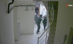 Esenyurt’ta saldırıp para istedikleri adam apartmana sığındı