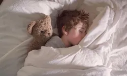 Düzensiz uyku çocukların fiziksel ve duygusal gelişimini yoruyor