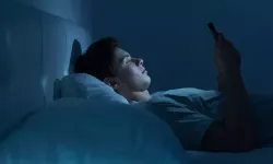Yatmadan önce telefona bakanlara uzmanından uyarı: "Beyniniz size oyun oynuyor"