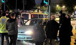 Bursa İnegöl’de önce yayalara sonra levhaya çarptı