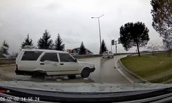 Bursa'da Tofaş marka otomobil yağmurda böyle spin attı