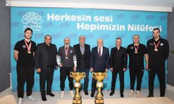 Nilüfer’in şampiyon kızları kupaları Başkan Şadi Özdemir’e getirdi