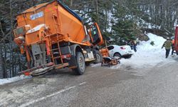 Bursa Uludağ yolunda kar küreme aracı otomobille çarpıştı: 2 yaralı
