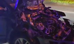 Bursa Mudanya'da temizlik aracına çarpan otomobil hurdaya döndü