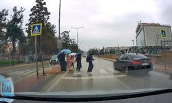 Bursa Nilüfer'de yayalara yol vermeyen otomobil öğrencileri tehlikeye attı