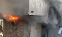 Bursa Yıldırım'da metruk bina alev alev yandı