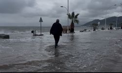 Bursa Gemlik'te deniz karayla birleşti, işletmeler dükkan açamadı