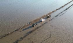 Bursa Karacabey'de sel sularında araçta mahsur kalan sürücü ekiplerce kurtarıldı