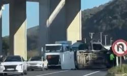 Bursa'da devrilen minibüs, yolun karşısına geçti