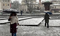 Bursa'da şehir merkezinde kar sürprizi