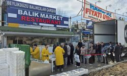 Beylikdüzü'nde Balıkçı Kenan 3 tır hamsiyi ücretsiz dağıttı