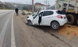 Bilecik'te direksiyon hakimiyetini kaybeden otomobil park halindeki tıra çarptı