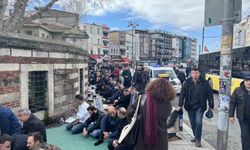 Kadıköy'de cami cemaati mağduriyeti: Namazı sokaklarda kılıyorlar