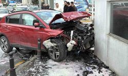 Kağıthane'de 3 aracın karıştığı zincirleme trafik kazasında 2 kişi yaralandı