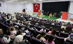 Kartepe'de çocuklar 'Meraklı Civciv' oyununu izledi