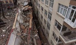 Küçükçekmece'de yıkımı yapılan binadan kopan beton parçaları yan binanın üzerine düştü
