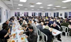 Küçükçekmeceliler, iftar sofralarında bereketi paylaşıyor
