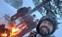 Sındırgı'da zirveye çıkıp kar altında mangal yaktılar