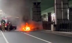 Şişli'de seyir halindeki otomobil alev alev yandı