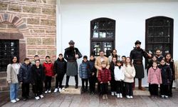 Söğüt'e gelen öğrencilere başkan Durgut Ertuğrulgazi Türbesi'nde rehberlik etti