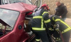 Minibüs ile otomobil kafa kafaya çarpıştı: 2 ölü, 4 yaralı