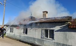 Bursa Mustafakemalpaşa 'da yaşlı çiftin evi alevlere teslim oldu